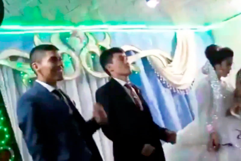 Видео где жених. В Узбекистане жених ударил невесту. Узбекская свадьба. Узбеки женихи на свадьбе. Узбекская свадьба ударил невесту.