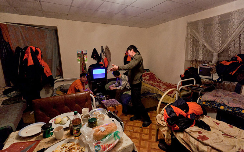 Правительству РФ предложили уравнять в социальных правах мигрантов и