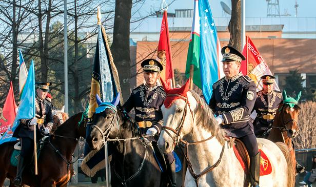 Под звуки военных оркестров