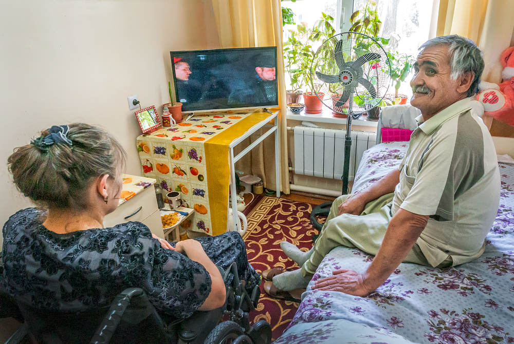 Какие условия в доме престарелых. Узбекистан Фергана дом престарелых. Дом престарелых Бичура. Дом престарелых в Ахангаране. Старики в доме престарелых Узбекистан.