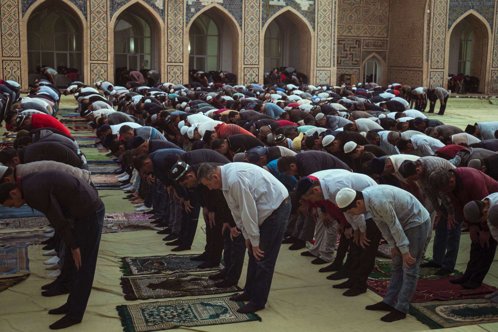 Ночная молитва мусульман. Мусульманин молится. Молебны мусульман. Мусульманка в мечети. Намаз в мечети.