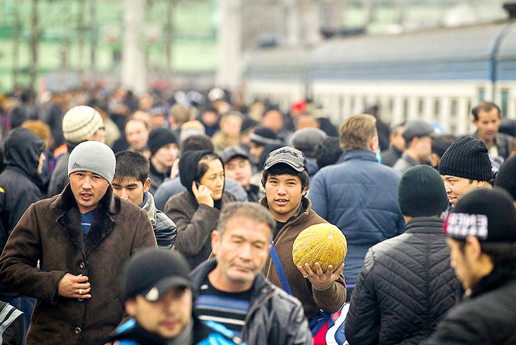 В Киргизии предложили обязать мигрантов оформлять доверенность на детей